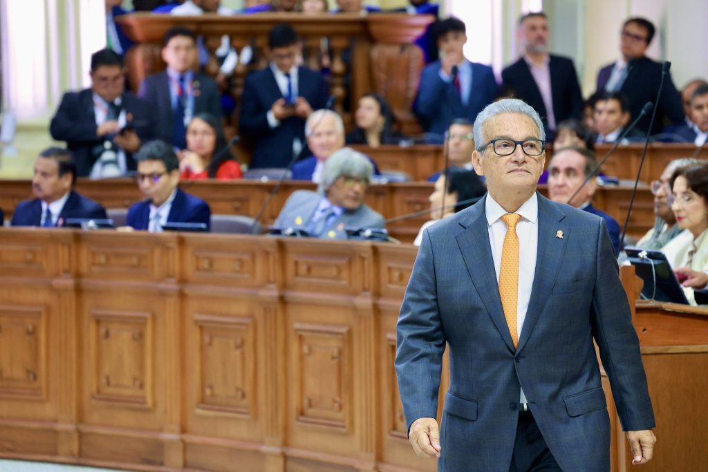 Alejandro Aguinaga durante una entrevista